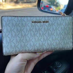 New Michael Kors wallet never used